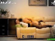 C仔沙发上大干某师范高挑漂亮的校花 高跟黑丝制服超诱惑 鸡巴太大把美女干痛了