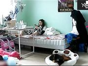 家庭摄像头破解偷拍小美眉一边玩手机一边自慰接个电话换衣服出去仔细看原来来大姨妈了