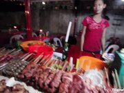 洋土豪一顿烧烤搞定一个小姐姐 带回酒店啪啪啪 身材还不错哦