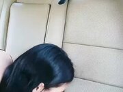 小情侣开车到野外，小树林里露出，车震无套内射，白臀粉穴