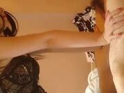 小哥高端会所享受年轻女技师的按摩服务，高颜值身材好活好棒