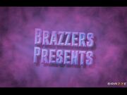 偷偷拿隔壁男室友的裤衩闻味自慰被发现了