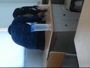 职业高中的一对情侣学生，趁午休时间偷偷溜进教室里啪啪自拍的视频流出