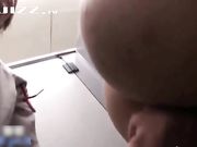 拉着男友到公共卫生间疯狂操B自拍 真的很刺激 身体各个部位都超敏感