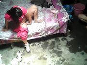 专接中老年嫖客的小胖妹似乎很享受被操过程