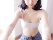 穿乞丐裤纹身的无毛可爱漂亮小美女直播露出白嫩的娇躯 真想干