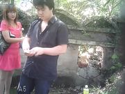 野鸡到山上和嫖客站着打野战被游客偷拍 真刺激