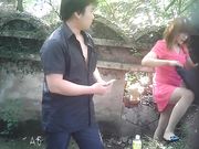 野鸡到山上和嫖客站着打野战被游客偷拍 真刺激