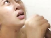 闺蜜女友王東瑤性感黑丝诱惑 紋身男友浴室手持大鸡吧射一脸淫精