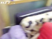 极品长腿美女空姐与机师沙发上缠绵 情人旁边帮忙拍摄 国语对白