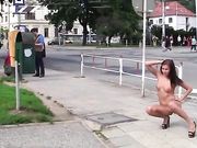 布拉格街道身材完美的高颜值模特在大庭广众之下宽衣解带进行拍摄 路人经过无所畏惧