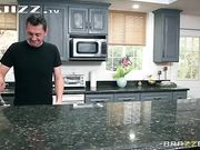 极品美乳高颜值大波妹趁老妈不在家和大屌继父偷情操逼