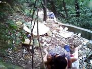 小树林野战系列颜值还不错的连衣裙小姐在这么恶劣的环境下居然玩了几个经典姿势