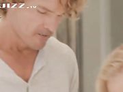 白虎嫩女友吃早餐时突然逼逼瘙痒难耐 让我帮他捅一捅