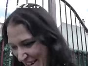 白嫩丰臀骚妇穿情趣黑丝被大屌邻居在自家院子里给内射了