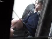 隔窗偷拍年轻学生妹在家里忘我的自慰 忍不住跟着打了个飞机