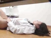 性欲来袭 寂寞的妹子疯狂自慰来发泄 淫水流了一地都不知道