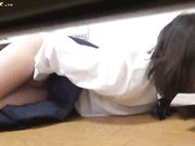 性欲来袭 寂寞的妹子疯狂自慰来发泄 淫水流了一地都不知道