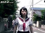 超萌小孙女非常听话 跪地给爷爷口爆被射一嘴