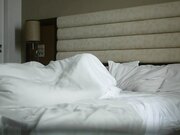 胳膊受伤了小哥酒店约操极品身材的女友露脸