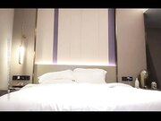 小宝寻花约了个嗲嗲美乳甜美白衣妹子，舌吻调情骑坐后入