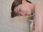 学姊约我到来家里看鬼片，看到一半没想到学姊这么骚，弄得我欲火焚身！ - SWAG