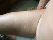 碉堡了！一屋子老头组团找个保养不错的白肤熟女鸡到小旅馆拿气管子把鸡巴打硬轮流操