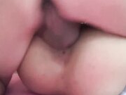 中出身穿裸体围裙的保姆！