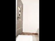 假鸡巴上涂了润滑剂开始玩弄自己的屁眼