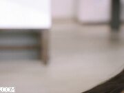 年轻女演员疯狂激情的性爱